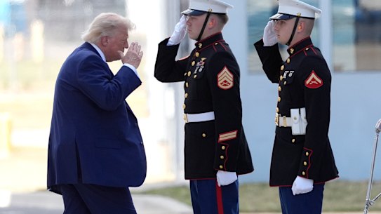 Venerdì Trump saluta mentre sale a bordo del Marine One in rotta verso Camp David.