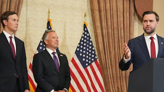 Il vicepresidente JD Vance, affiancato dagli inviati statunitensi Jared Kushner (a sinistra) e Steve Witkoff, parla ai media dopo i negoziati di domenica.