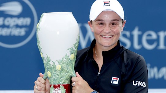 Ashleigh Barty with the Western & Southern Open trophy.