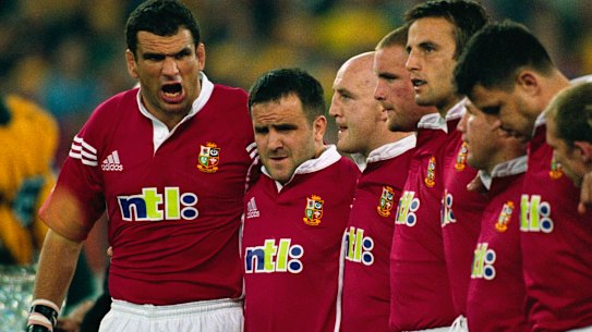 Martin Johnson rallies his Lions in 2001.