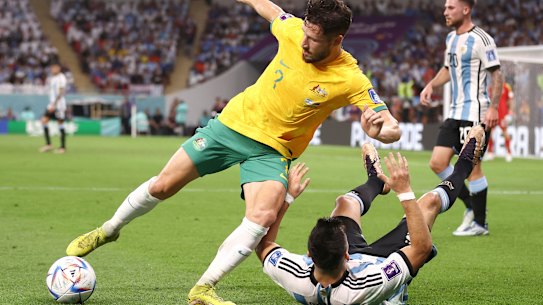 Mathew Leckie of Australia  controls the ball against Marcos Acuna of Argentina in the 2022 World Cup.