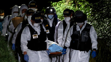 Police officers carry the body of Seoul mayor Park Won-soon out of the park on Friday morning.