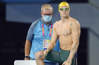 Cody Simpson antes de la serie masculina de 100 m mariposa en el cuarto día de los Juegos de la Commonwealth