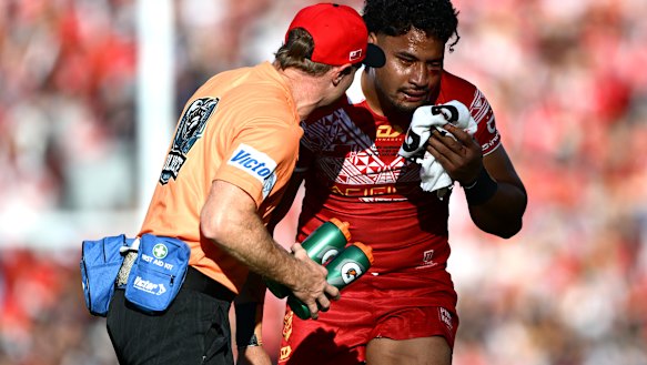 Eli Katoa is assisted from the field prior to being admitted to hospital.