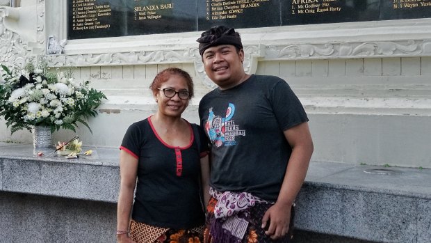 Bagus Aryadana'yı annesi Ni Luh Erniati ile Bali bombalama anıtında yaptı.