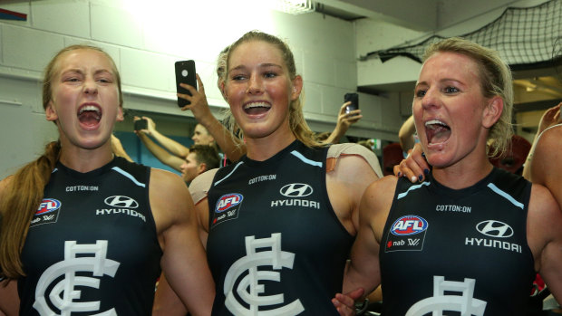 Tayla Harris (centre) and Carlton teammates belt out the club song.