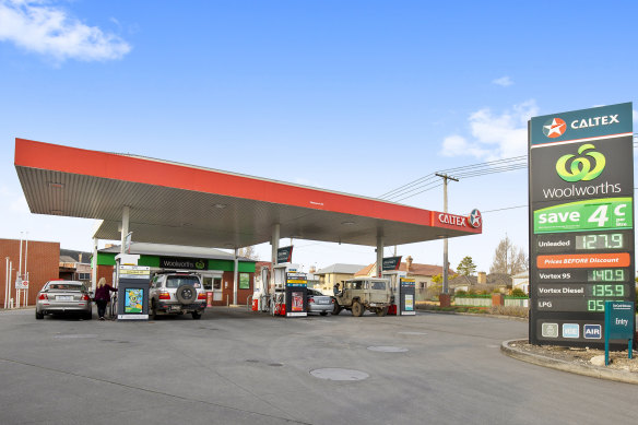 Canadian firm Couche-Tard faces a potential rival from the UK in its efforts to secure Caltex.