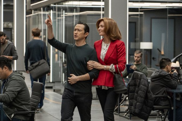 Joseph Gordon-Levitt as Travis Kalanick and Uma Thurman as Arianna Huffington in Super Pumped: The Battle for Uber.