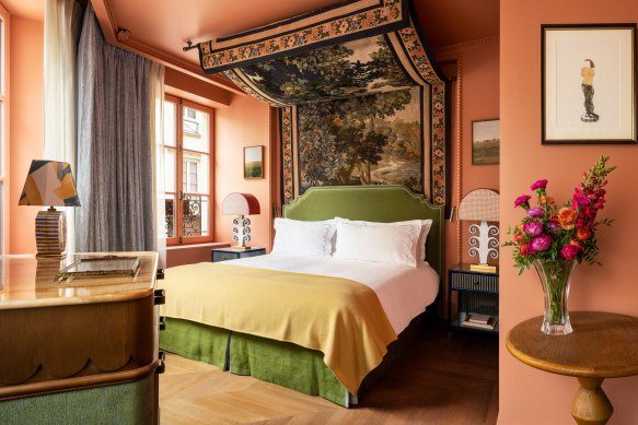 Les chambres ont un auvent en tapisserie.