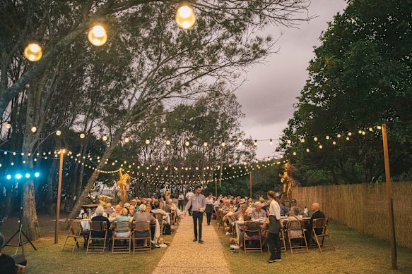 Bájese del tren para cenar cerca de Coffs Harbour.