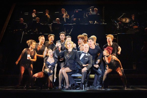 Anthony Warlow as Billy Flynn and Lucy Maunder as Roxie Hart, with the cast of Chicago.