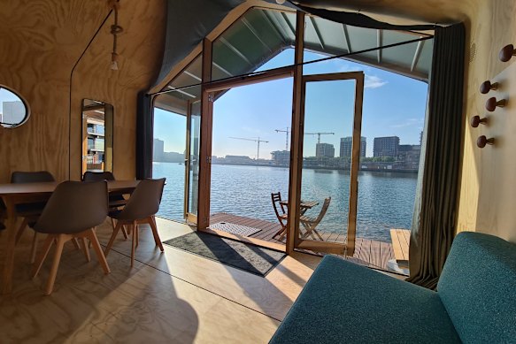 Inside a Wikkelboat.