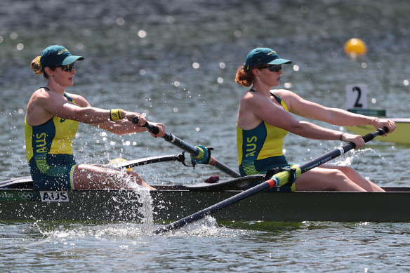 Jessica Morrison (left) and Annabelle McIntyre compete in the women’s pairs.