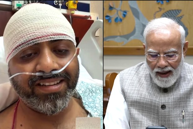 Bu ekran görüntüsü, Hindistan Başbakanı Narendra Modi'nin FlyDubai pilotu Kaptan Smit Machchhar ile Cuma günü yaptığı konuşmayı gösteriyor.