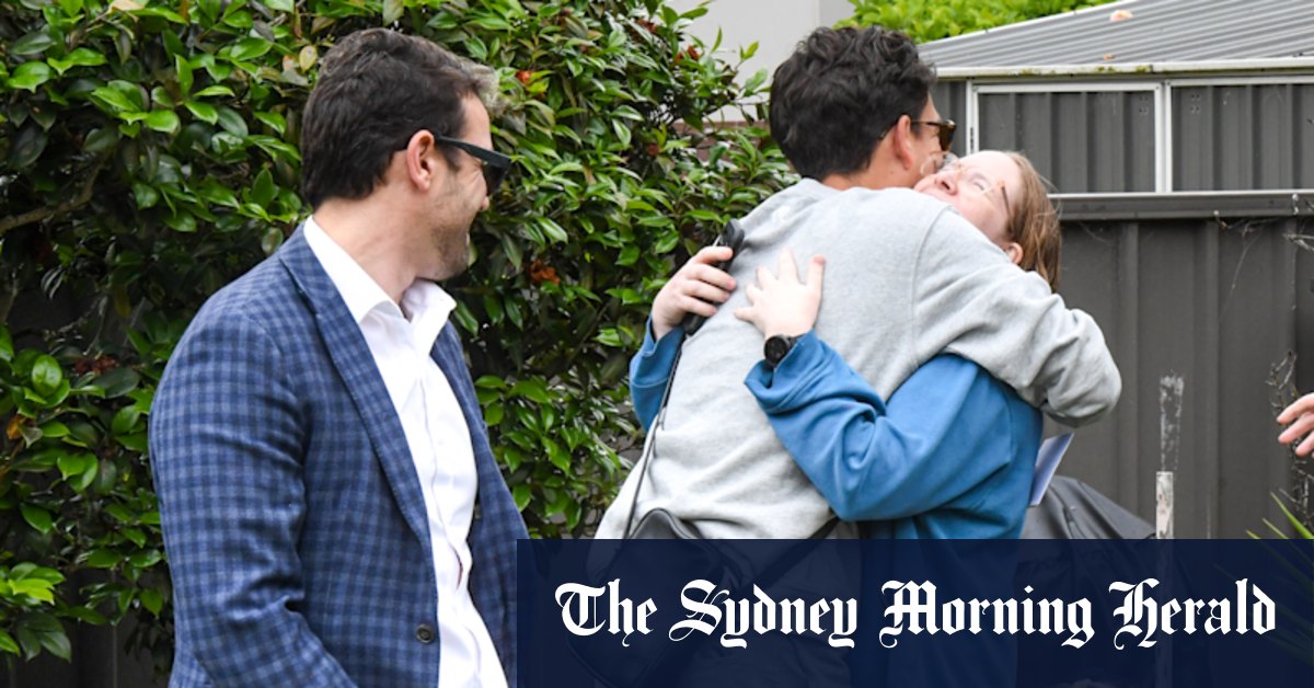 Locals win keys to $2.55m inner south California bungalow at auction