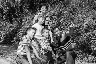 1958 年，Marjorie 和 John Raitt 和孩子們，左起 Steven、Bonnie 和 David。  
