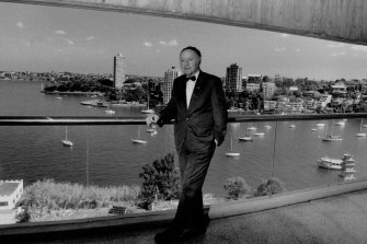 Harry Seidler pictured in 1991 on the balcony of his Milsons Point office with Blues Point  Tower at left in background. 