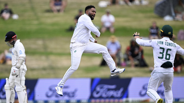 Dane Piedt grabbed eight wickets in his Test debut for an undermanned South Africa against New Zealand.