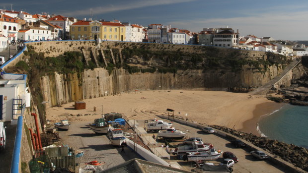 The pair died after falling from the cliff top at Pescadores Beach in Ericeira, Portugal.