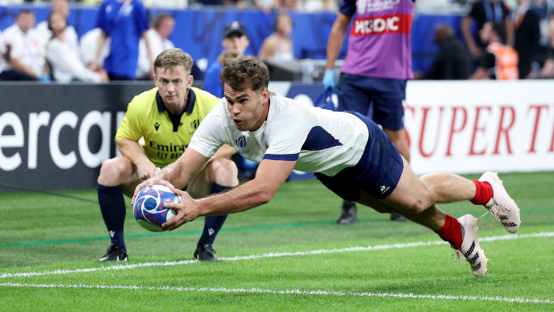 Damian Penaud scores for France.