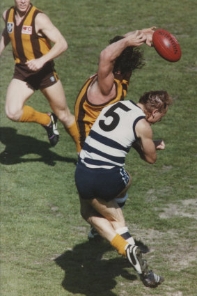 Gary Ablett collides with Robert DiPierdomenico during the 1989 grand final.