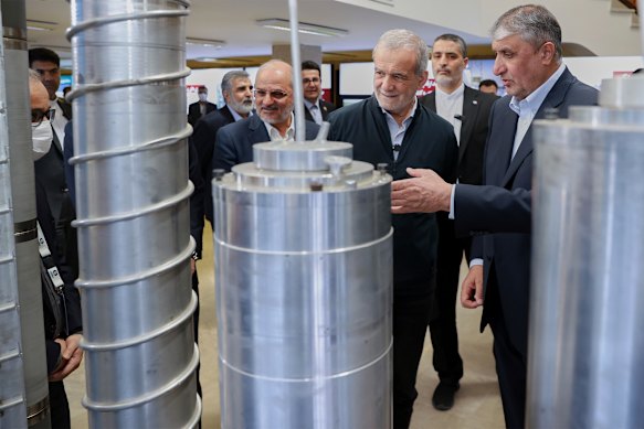 Presiden Iran Masoud Pezeshkian, kanan kedua, mengunjungi pameran pencapaian nuklir Iran, di Teheran pada hari Rabu.