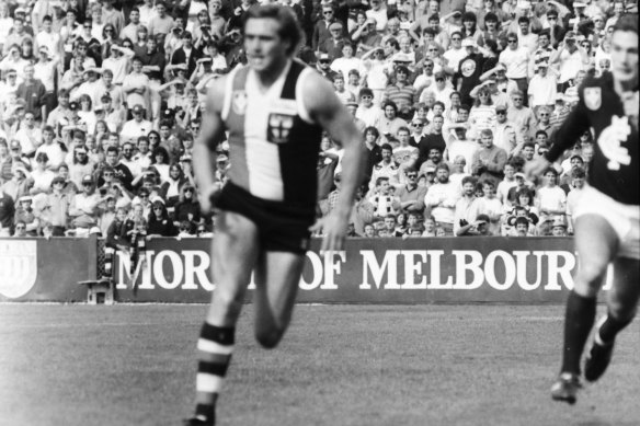 Tony Lockett kicked 10 goals seven for the match against the Blues in 1989.