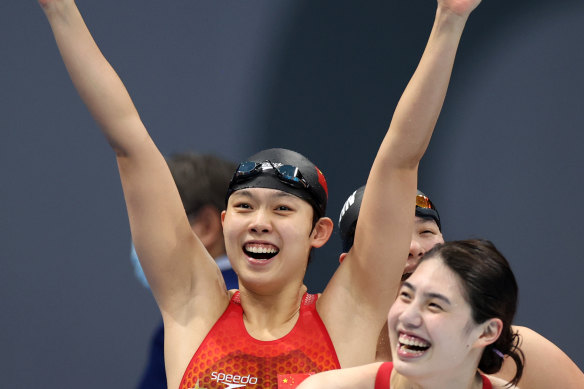 Tang Muhan (arms raised) celebrates with her relay teammates after winning gold at the Tokyo Olympics in 2021.