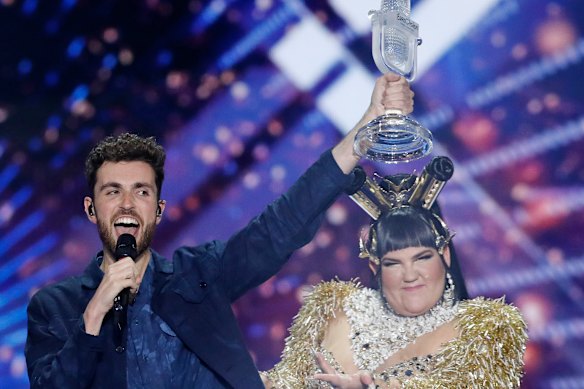 Duncan Laurence dari Belanda merayakan setelah memenangkan Eurovision 2019 di Tel Aviv, Israel, dengan Netta Barzilai Israel, pemenang pada tahun 2018.