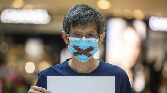 Banned from using pro-democracy slogans, Hong Kong protesters are using blank paper to symbolise censorship.
