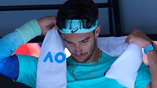 Lorenzo Musetti se envuelve los hombros con una toalla helada.