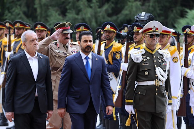 Irak Başbakanı Ali el-Zaidi, Temmuz ayında İran Cumhurbaşkanı Masoud Pezeshkian tarafından karşılanırken onur kıtasını denetliyor.