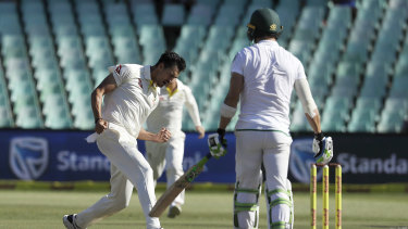 Mitchell Starc dismissed Faf du Plessis during the first Test in South Africa in 2018.