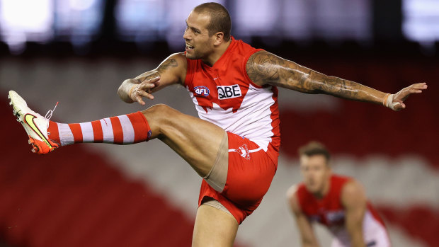 Lance Franklin boots a goal during the Swans’ big win over the Suns last Saturday. 