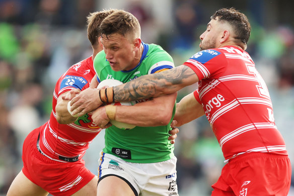 Jack Wighton 投掷了一个迟到的拦截，让龙队在比赛中保持到最后。