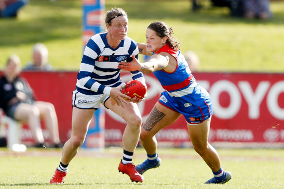 Shelley Scott is tackled by the Bulldogs’ Richelle Cranston.