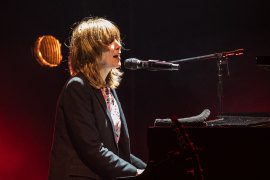 Beth Orton walked on stage and sat at the piano – a borrowed Steinway that she would later say was far too good for her limited abilities.