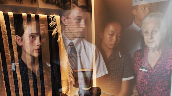 Auschwitz survivor Olga Horak, OAM, speaks to high school students from Northern Beaches St Luke’s as they view the new display items of Auschwitz artefacts at the Sydney Jewish Museum.