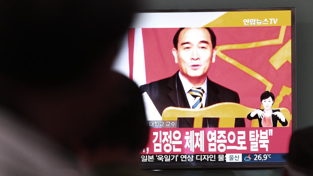 People watch a TV showing news of Mr Thae's defection at Seoul Railway Station in Seoul, South Korea, in August 2016. 