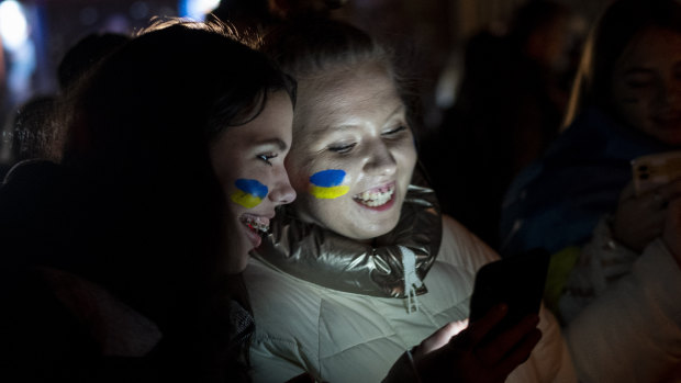 Ukrainians gather in central Kyiv to celebrate the recapturing of Kherson city.