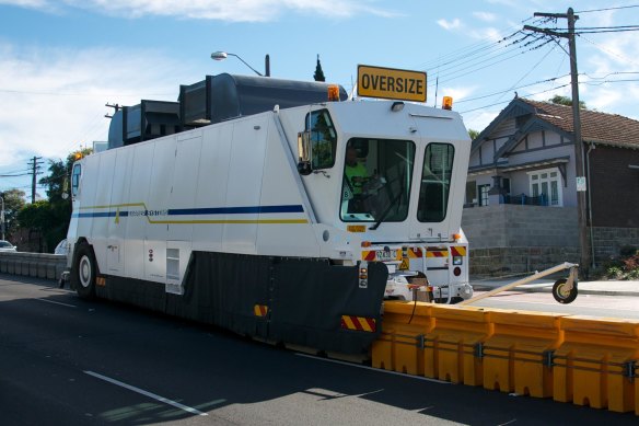 A road zipper shifts moveable barriers.