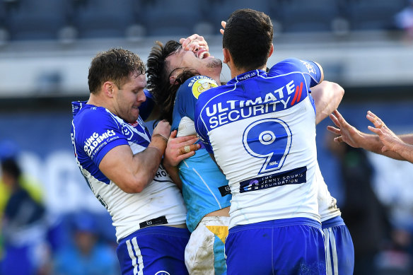 Corey Waddell’s hands on the face of Tino Fa’asuamaleaui.