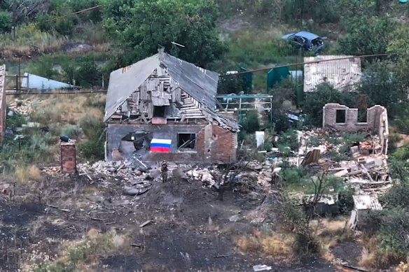 A imagem do Ministério da Defesa Russa mostra que os soldados levantam bandeiras nos prédios em ruínas de Chasiv Yar em Donetsk.