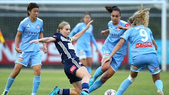 MELBOURNE, AUSTRALIA - DECEMBER 12: Natasha Dowie of the Victory passes the ball under pressure from Melbourne City players during the round five W-League match between Melbourne City and Melbourne Victory at ABD Stadium on December 12, 2019 in Melbourne, Australia. (Photo by Mike Owen/Getty Images)