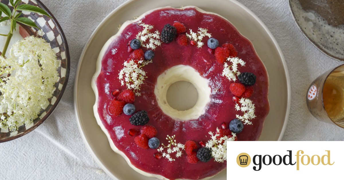 Raspberry jelly and white chocolate panna cotta pudding wreath