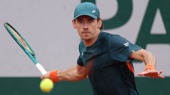 Alex de Minaur had little trouble moving into the second round at Roland-Garros.