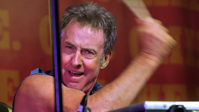 Rob Hirst iz skupine Midnight Oil se sooča z rakom in ohranja ustvarjalnost