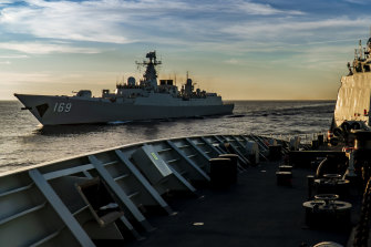 2020'de Güney Çin Denizi'ndeki manevralarda bir Çin fırkateyni ve güdümlü füze destroyeri
