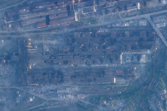 Bu uydu görüntüsü Mariupol'daki Azovstal çelik fabrikasında bu hafta meydana gelen hasarı gösteriyor.
