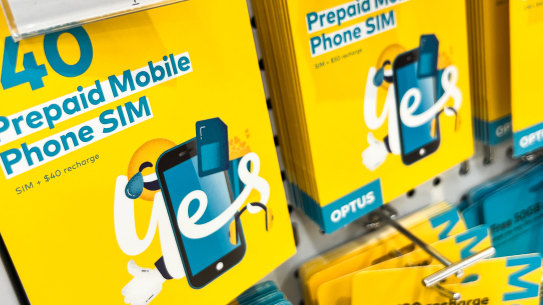 Optus is moving to try to calm a wave of consumer anger over the hack, offering customers free credit monitoring.